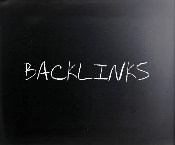 "Backlinks" handwritten with white chalk on a blackboard — Stock Photo, Image