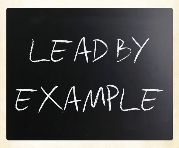 "Mit gutem Beispiel vorangehen "mit weißer Kreide auf einer Tafel geschrieben — Stockfoto