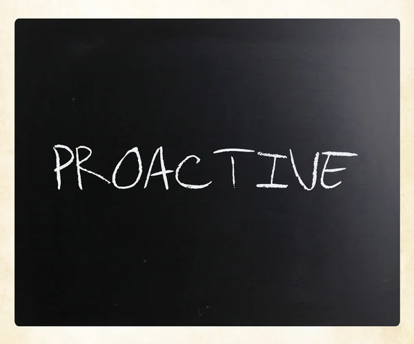 Słowo "Proactive" pisane odręcznie z kredowych na blackboar — Zdjęcie stockowe