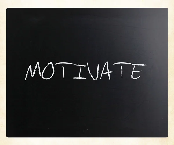 "motivera "handskriven med vit krita på en svart tavla — Stockfoto