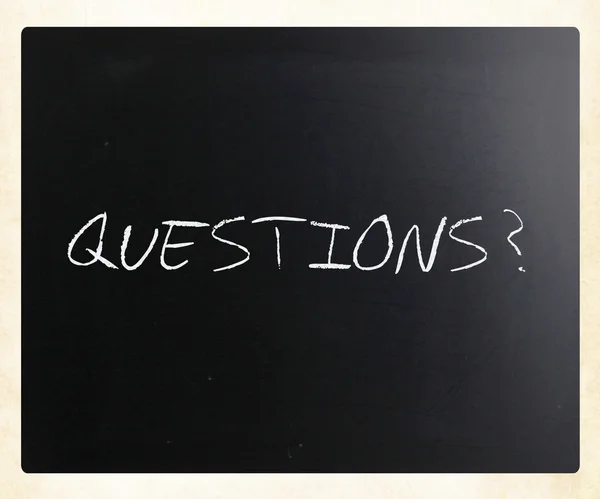 "Domande? " scritto a mano con gesso bianco su lavagna — Foto Stock
