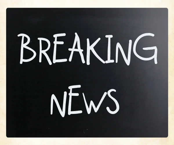 "Breaking news"handgeschreven met wit krijt op een bord — Stockfoto