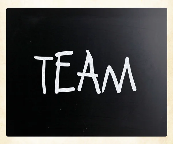 A palavra "TEAM" escrito à mão com giz branco em um quadro-negro — Fotografia de Stock