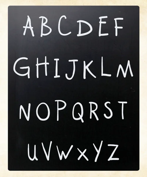 Alfabeto inglés completo escrito a mano con tiza blanca en un blac —  Fotos de Stock