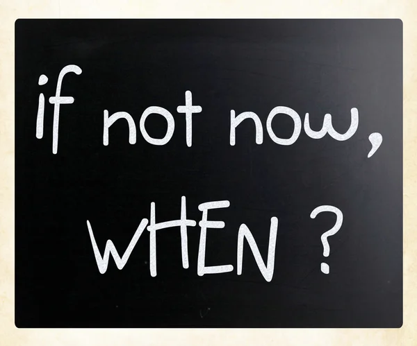 "Se não agora, quando? " manuscrito com giz branco em um quadro negro — Fotografia de Stock