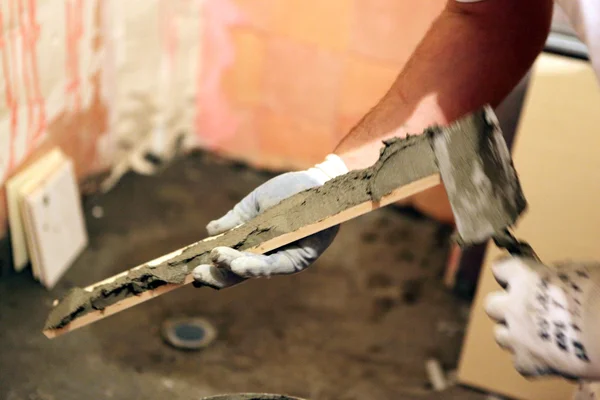 ファイアンス陶器の壁に取付の労働者 — ストック写真