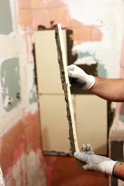 ファイアンス陶器の壁に取付の労働者 — ストック写真