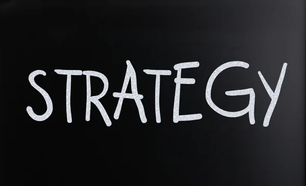 Bir kara tahta üzerinde kelime "Strateji" — Stok fotoğraf