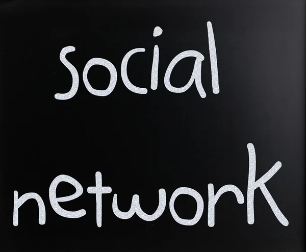 The word "Social network" handwritten with white chalk on a blac — Stock Photo, Image