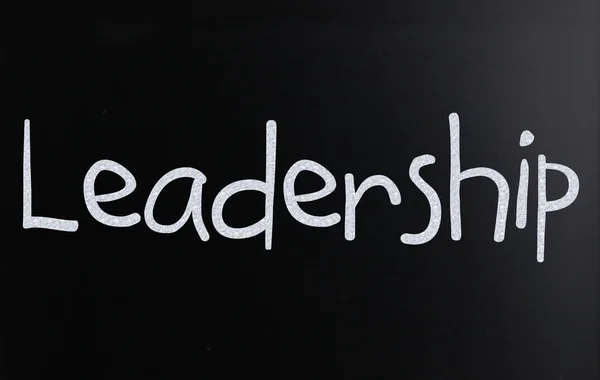 Ordet "ledarskap" handskrivna med vit krita på en blackboa — Stockfoto