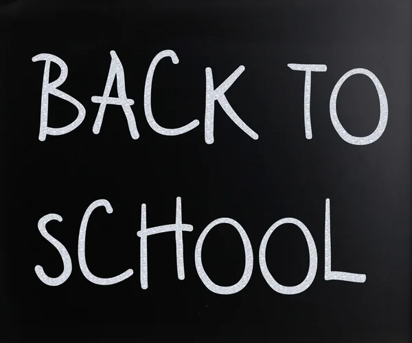 "Retour à l'école "écrit à la main avec de la craie blanche sur un tableau noir — Photo