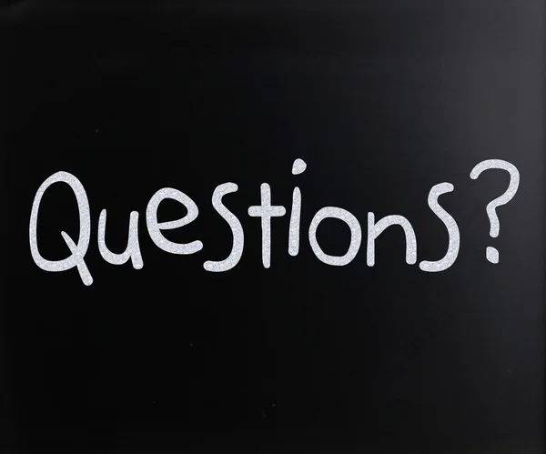 "Pytanie "odręczne z białą kredą na tablicy — Zdjęcie stockowe
