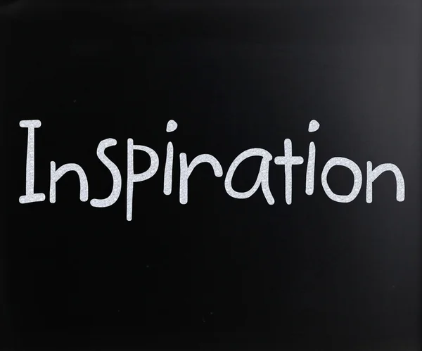 Het woord "inspiratie" handgeschreven met witte krijt op een blackbo — Stockfoto