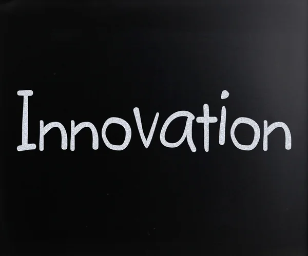 Η λέξη "καινοτομία" χειρόγραφα με άσπρη κιμωλία σε ένα blackboa — Φωτογραφία Αρχείου