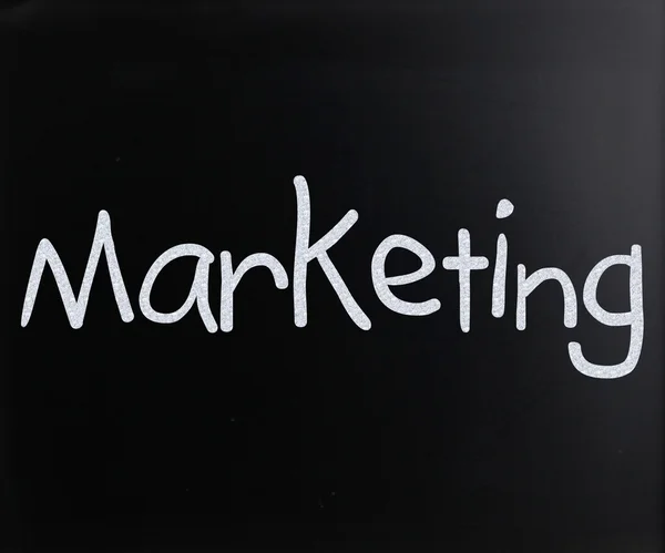 The word "Marketing" handwritten with white chalk on a blackboar — Stock Photo, Image