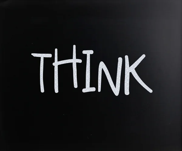 Słowo "myśleć" ręcznie z białą kredą na tablicy — Zdjęcie stockowe