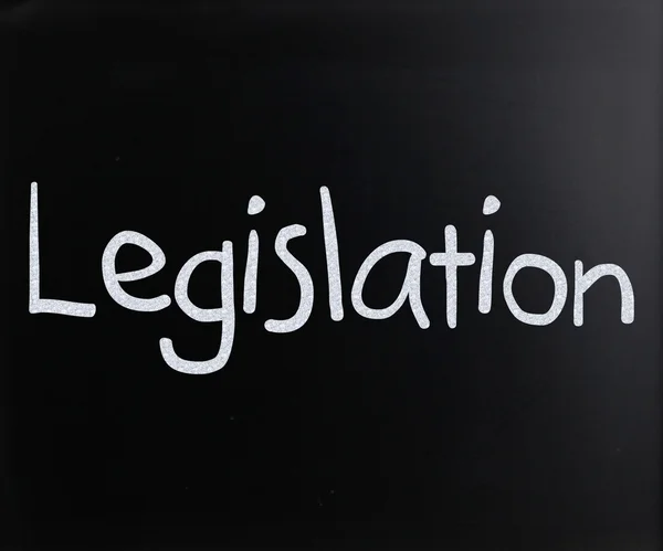 Le mot "Législation" écrit à la main avec de la craie blanche sur un blackbo — Photo