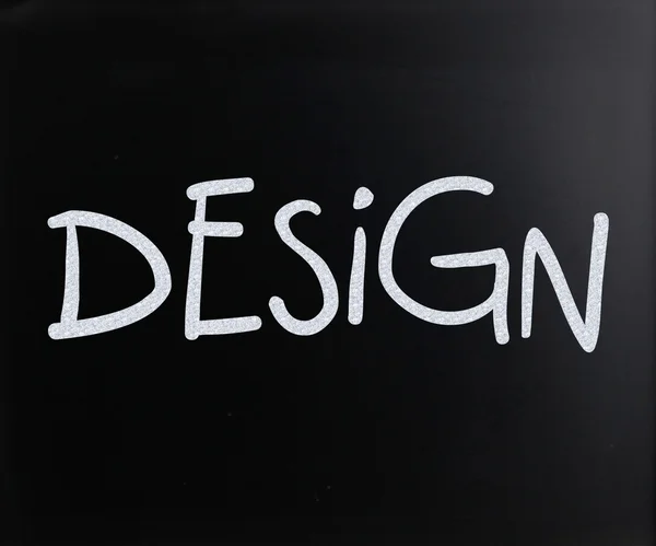 Le mot "Design" écrit à la main à la craie blanche sur un tableau noir — Photo