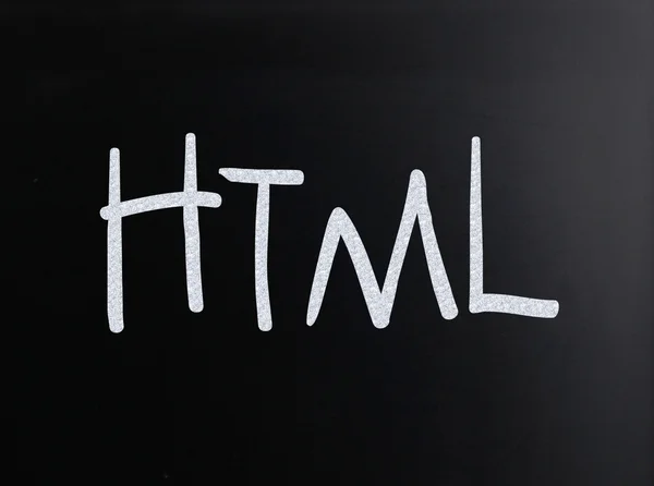 La parola "HTML" scritta a mano con gesso bianco su una lavagna — Foto Stock