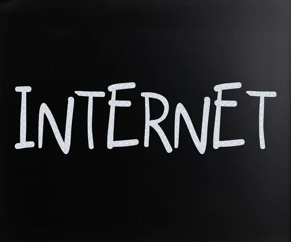 Le mot "Internet" écrit à la main à la craie blanche sur un tableau noir — Photo
