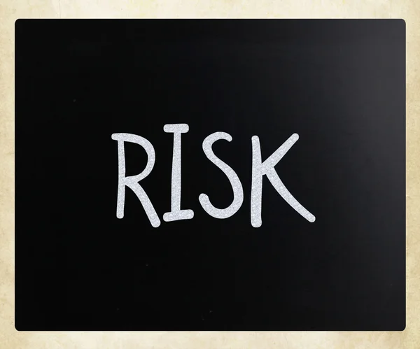Het woord "risico" handgeschreven met wit krijt op een schoolbord — Stockfoto