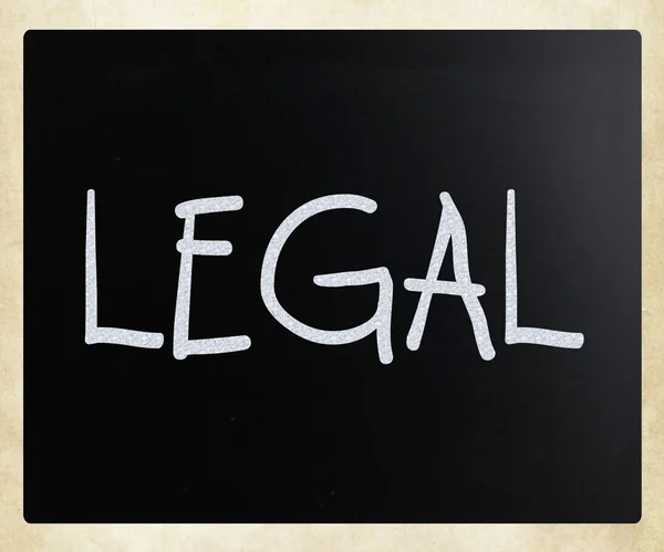 Das Wort "legal" handgeschrieben mit weißer Kreide auf einer Tafel — Stockfoto