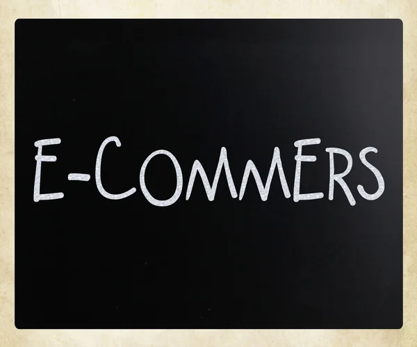 The word "E-commers" handwritten with white chalk on a blackboar — Stock Photo, Image