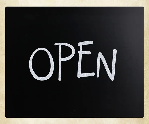 Słowo "open" ręcznie z białą kredą na tablicy — Zdjęcie stockowe