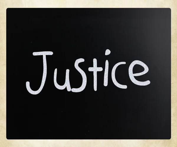 A szó "igazságosság" fehér krétával egy táblára kézzel — Stock Fotó