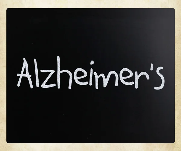 La palabra "Alzheimer" escrita a mano con tiza blanca en un bla — Foto de Stock