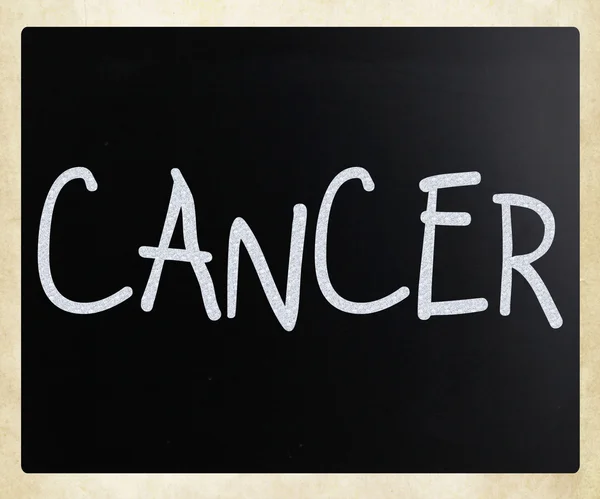 Het woord "kanker" handgeschreven met wit krijt op een schoolbord — Stockfoto