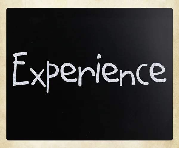 Het woord "ervaring" handgeschreven met witte krijt op een blackboa — 스톡 사진