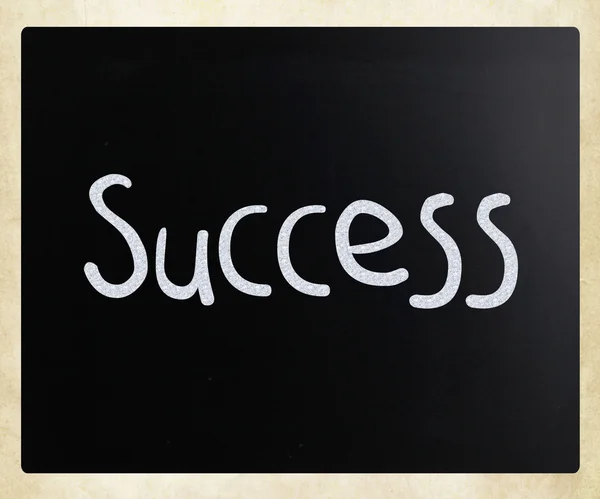 Слово "успех" написано от руки белым мелом на доске — стоковое фото