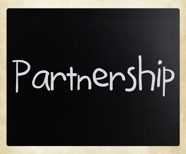 Słowo "Partnerstwo" pisane odręcznie z kredowych na blackbo — Zdjęcie stockowe