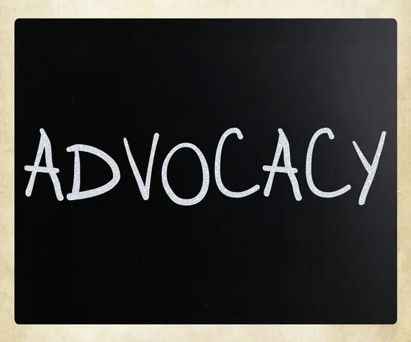 A palavra 'Advocacy' escrito à mão com giz branco em um quadro-negro — Fotografia de Stock