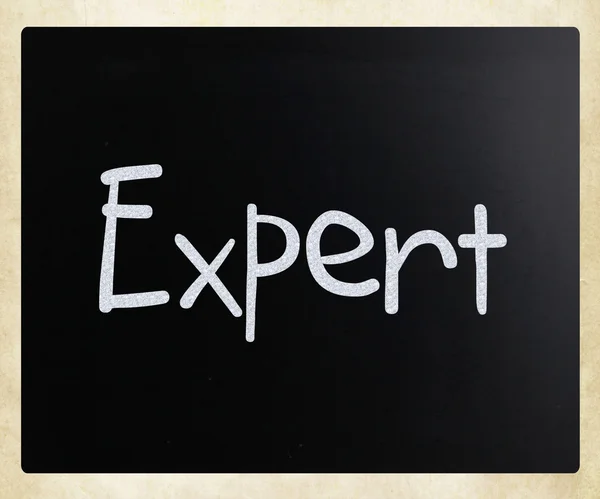 Le mot "Expert" écrit à la main à la craie blanche sur un tableau noir — Photo