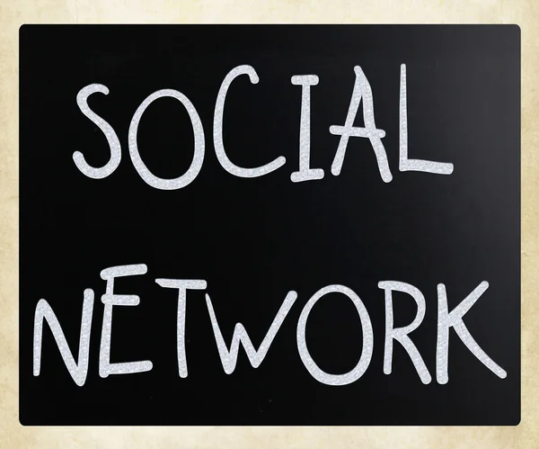 Das Wort "soziales Netzwerk" handgeschrieben mit weißer Kreide auf schwarzem Grund — Stockfoto
