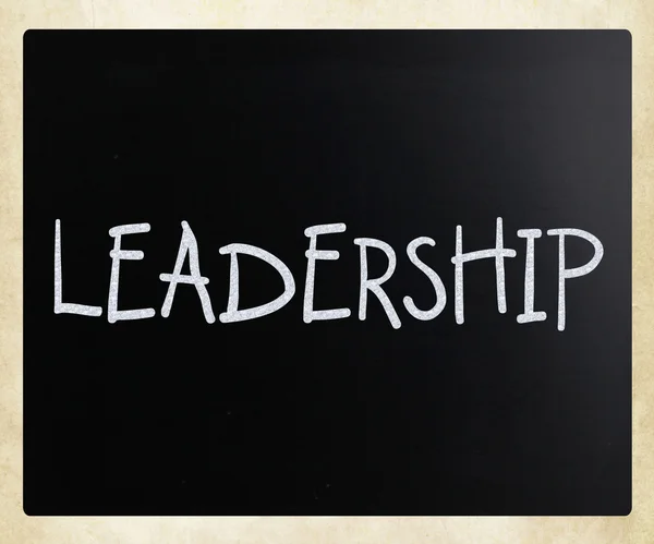 Η λέξη "ηγεσία" χειρόγραφα με άσπρη κιμωλία σε ένα blackboa — Φωτογραφία Αρχείου