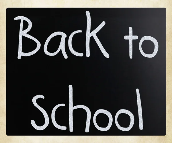 "Powrót do szkoły"odręcznie białą kredą na tablicy — Zdjęcie stockowe