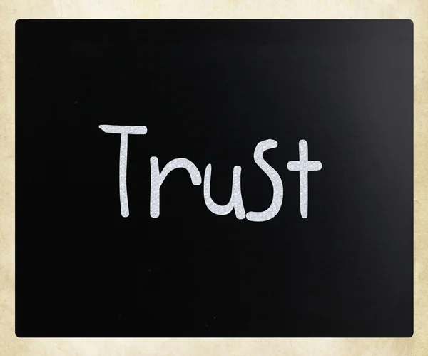 Das Wort "Vertrauen" handgeschrieben mit weißer Kreide auf einer Tafel — Stockfoto