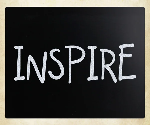 "Inspirera "handskriven med vit krita på en svart tavla — Stockfoto
