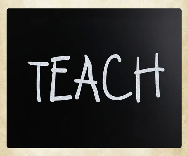 "Teach "handskriven med vit krita på en svart tavla — Stockfoto