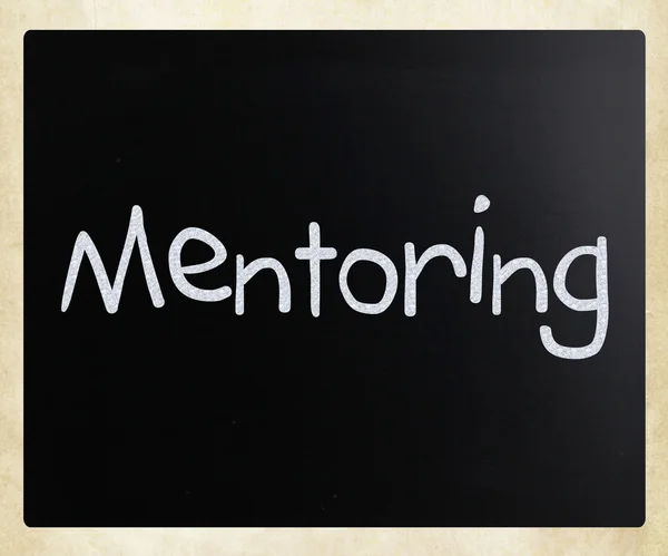 La parola "Mentoring" scritta a mano con gesso bianco su un cinghiale — Foto Stock