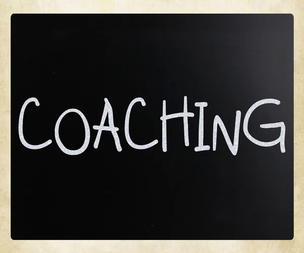 "Coaching "odręczne z białą kredą na tablicy — Zdjęcie stockowe