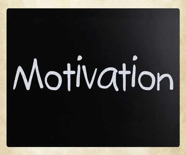 "Motivación "escrito a mano con tiza blanca en una pizarra — Foto de Stock