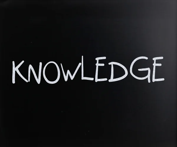 "Kunskap "handskriven med vit krita på en svart tavla — Stockfoto