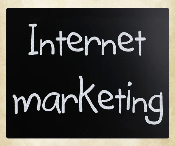 "Internet marketing "scritto a mano con gesso bianco su un cinghiale — Foto Stock
