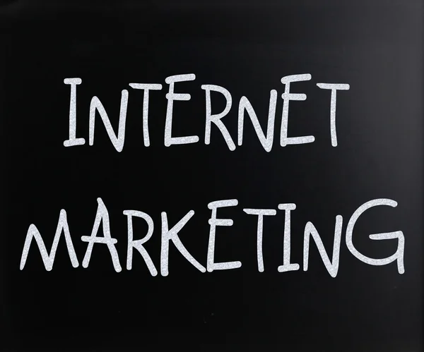 "Marketing Internet "écrit à la main avec de la craie blanche sur un sanglier — Photo