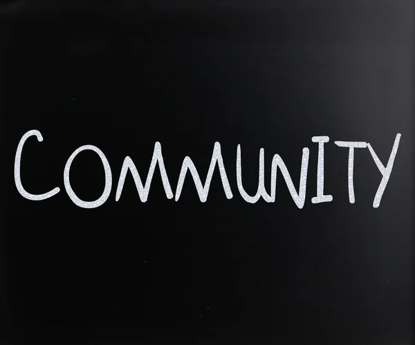 "Community "handgeschreven met wit krijt op een Blackboard — Stockfoto