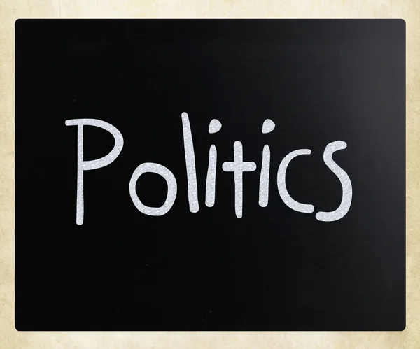 用白色粉笔在黑板上手写的"政治"一词 — 图库照片